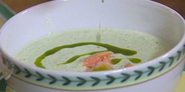 холодный суп из огурцов с семгой и базиликом