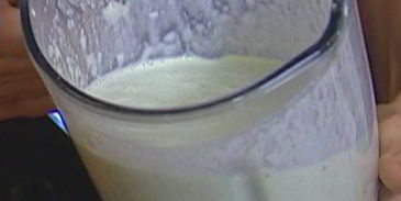 холодный суп из огурцов с семгой и базиликом