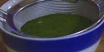 холодный суп из огурцов с семгой и базиликом