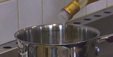 холодный суп из огурцов с семгой и базиликом