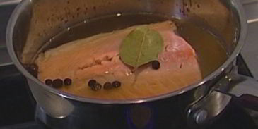 холодный суп из огурцов с семгой и базиликом