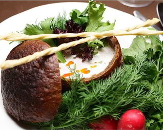 Холодный суп из редиса в черном хлебе