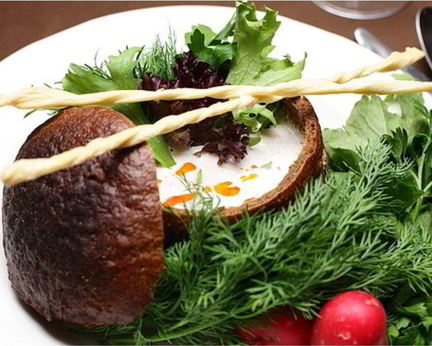 Холодный суп из редиса в черном хлебе