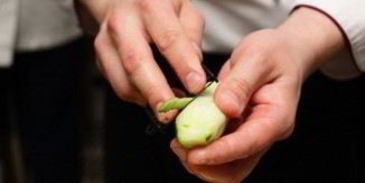 холодный суп из редиса в черном хлебе