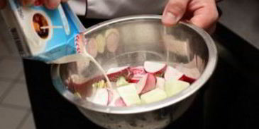 холодный суп из редиса в черном хлебе