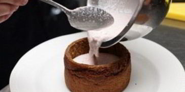 холодный суп из редиса в черном хлебе