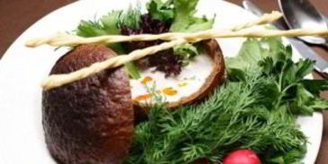 холодный суп из редиса в черном хлебе