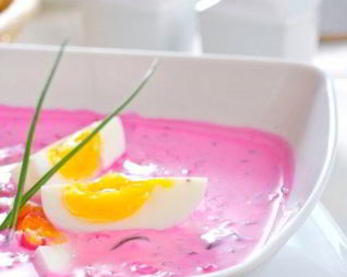 Холодный суп из свеклы с огурцами, щавелем и березовым соком