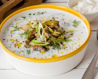 Холодный суп на огуречном рассоле с огурцами и жареной рыбой