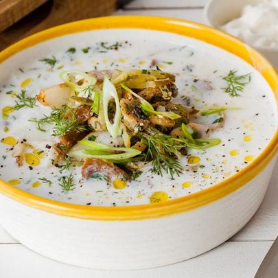 Холодный суп на огуречном рассоле с огурцами и жареной рыбой