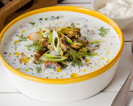 Холодный суп на огуречном рассоле с огурцами и жареной рыбой