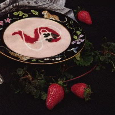 Холодный ягодный суп с черничным соусом