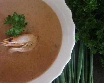 Пряный холодный суп из огурца с креветками