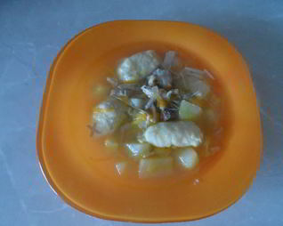 Куриный суп с клецками и курицей