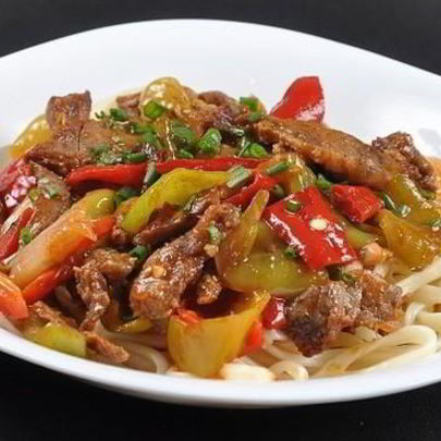 Лагман — лапша со свининой и овощами