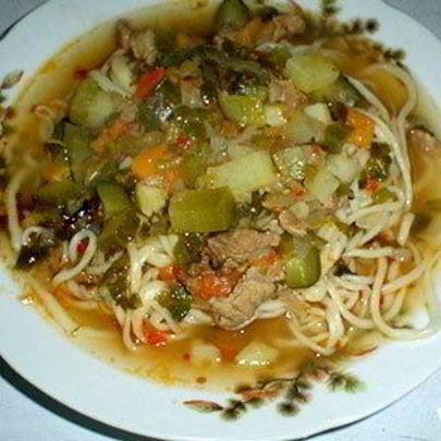 Лагман с солеными огурцами