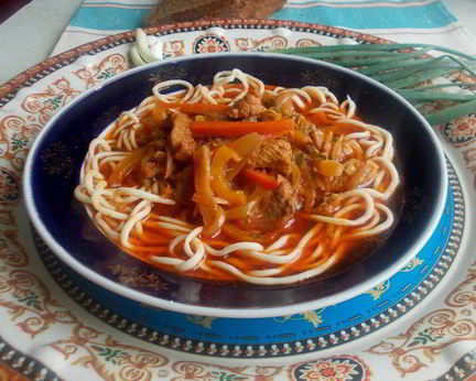 Лагман с тянутой лапшой