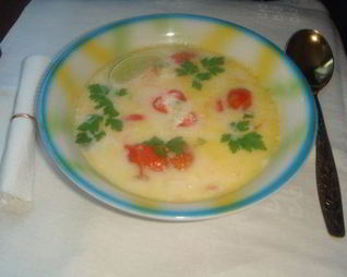 Молочный суп по-тайски с курочкой, креветками и помидорчиками черри