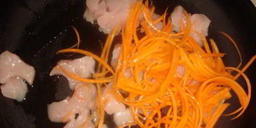 молочный суп по-тайски с курочкой, креветками и помидорчиками черри