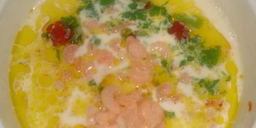 молочный суп по-тайски с курочкой, креветками и помидорчиками черри