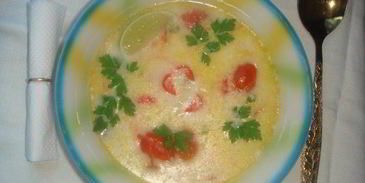 молочный суп по-тайски с курочкой, креветками и помидорчиками черри