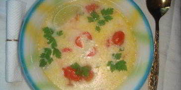 молочный суп по-тайски с курочкой, креветками и помидорчиками черри