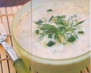 Молочный суп с йогуртом, огурцом и укропом