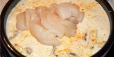 молочный суп с пастой и морскими гребешками