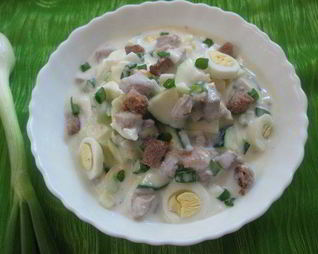 Окрошка на кефире с овощами, перепелиными яйцами и мясом