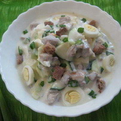 Окрошка на кефире с овощами, перепелиными яйцами и мясом