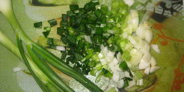 окрошка на кефире с овощами, перепелиными яйцами и мясом