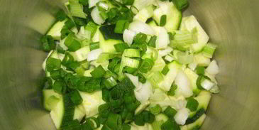 окрошка на кефире с овощами, перепелиными яйцами и мясом