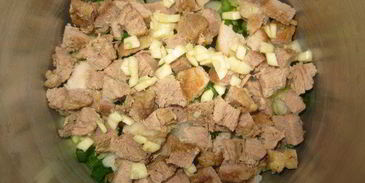 окрошка на кефире с овощами, перепелиными яйцами и мясом