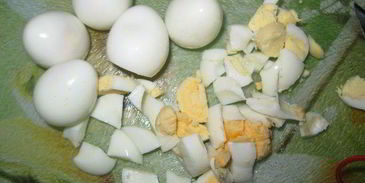 окрошка на кефире с овощами, перепелиными яйцами и мясом