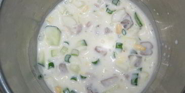 окрошка на кефире с овощами, перепелиными яйцами и мясом