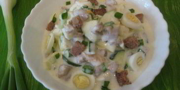окрошка на кефире с овощами, перепелиными яйцами и мясом