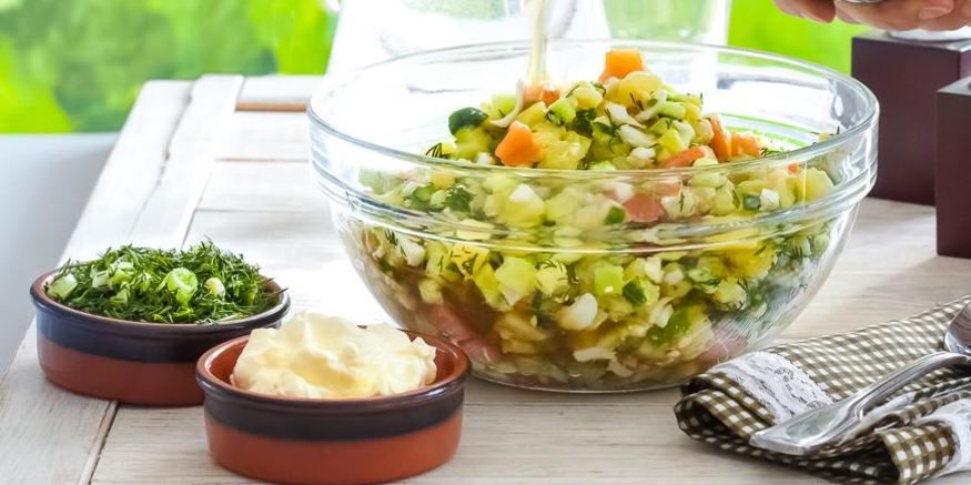 Рецепт окрошки на квасе с малосольной семгой