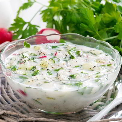 Окрошка с горошком, горчицей, сметаной и майонезом