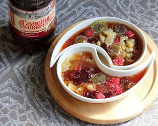 Окрошка с ревенем и сибирскими ягодами