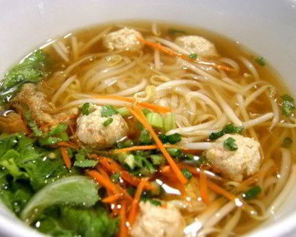 Куриный суп с шариками из индейки, овощами и пастой