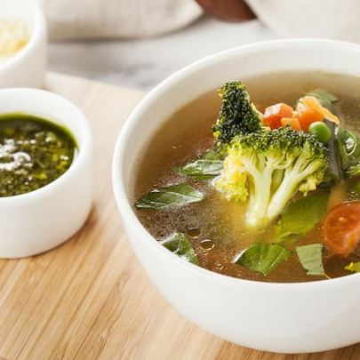 Минестроне с соусом песто из базилика и шпината