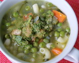 Овощной суп с фасолью и песто