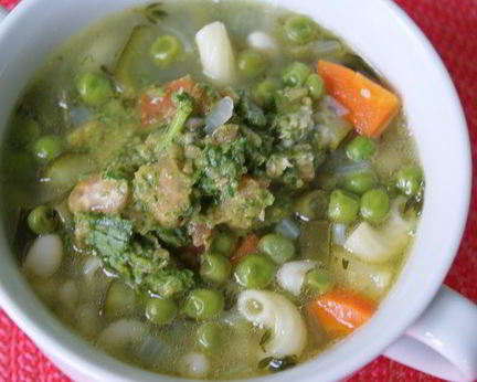 Овощной суп с фасолью и песто