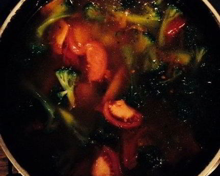 Овощной суп с курицей, брокколи и помидорами