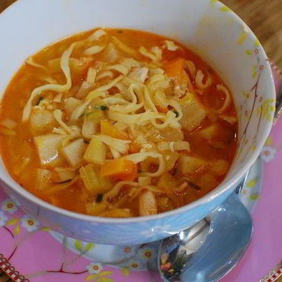 Овощной суп с курицей и яичной лапшой
