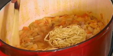 овощной суп с курицей и яичной лапшой