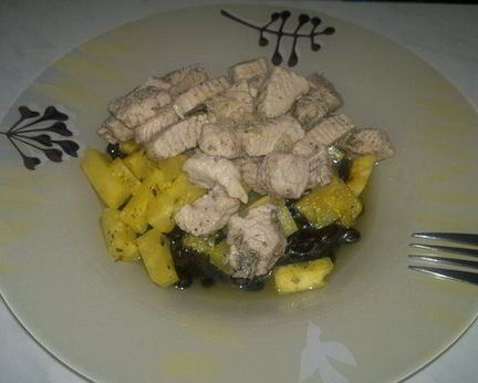 Бобовая похлебка с индейкой, ананасом и сельдереем