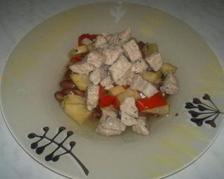 Бобовая похлебка со свиным окороком, сельдереем и сладким перцем