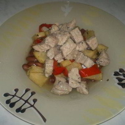 Бобовая похлебка со свиным окороком, сельдереем и сладким перцем