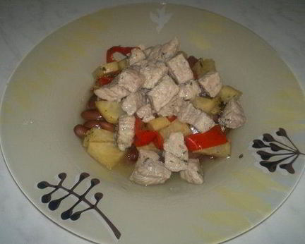 Бобовая похлебка со свиным окороком, сельдереем и сладким перцем